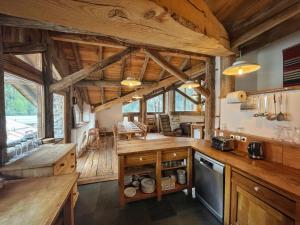 Kuchyň nebo kuchyňský kout v ubytování Chalet Algonquin