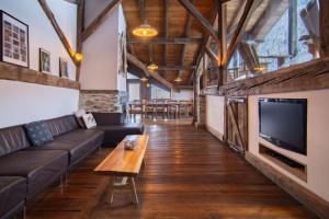 TV a/nebo společenská místnost v ubytování Chalet Algonquin
