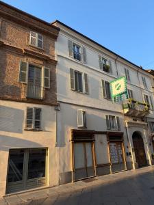 un edificio con un cartello sul lato di Apartment Corso Alfieri from 1700s AC & Queen Bed ad Asti