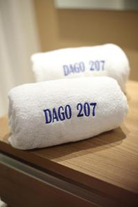 una pila de toallas sentadas en una mesa en Dago 207, en Bandung