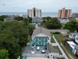 Una vista aérea de una casa con el océano al fondo. en The 19th Hole -5 Bdr Slps 10 Golf Beach Pool Heat Hot Tub Extended Stay Welcome!!, en Myrtle Beach