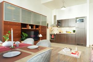 Una cocina y un comedor con mesa y sillas. en Pop Art 2BR Bold & Bright Escape Inside Gozsdu, en Budapest