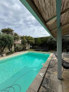 une piscine dans une cour avec une maison dans l'établissement Maison avec piscine près de Bordeaux, à Bègles