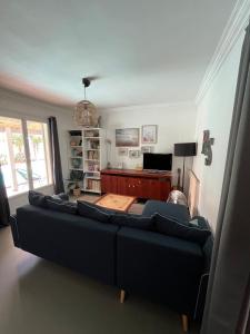 un salon avec un canapé et une table dans l'établissement Maison avec piscine près de Bordeaux, à Bègles