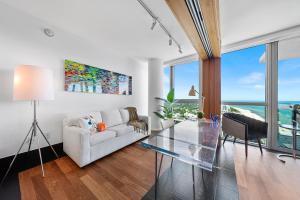 マイアミビーチにあるOceanview Private Penthouse at The Setai - 3803のリビングルーム(白いソファ、ガラスのテーブル付)
