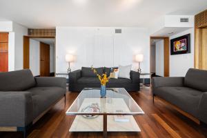 マイアミビーチにあるOceanview Private Penthouse at The Setai - 3803のソファ2つとガラスのテーブルがあるリビングルーム