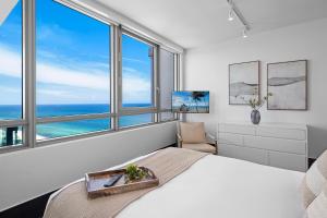 マイアミビーチにあるOceanview Private Penthouse at The Setai - 3803の大きなベッドと大きな窓のある寝室