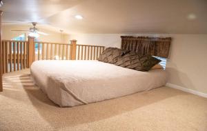 1 dormitorio con 1 cama en una habitación con balcón en Mesa Arch Cabin #22, en Moab