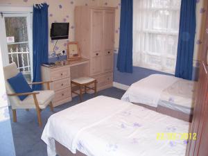 A bed or beds in a room at Beechwood House B & B 