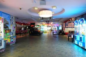 Una habitación con una sala de juegos con una consola de juegos. en Pop Art 2BR Bold & Bright Escape Inside Gozsdu, en Budapest