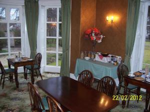 A restaurant or other place to eat at Beechwood House B & B 