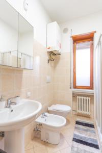 un bagno con lavandino e WC di Vicenza x4 at the Olympic Theater a Vicenza Altre 40 foto