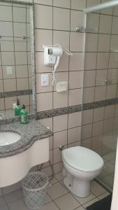 a bathroom with a toilet and a sink at Flat 8A confortável e completo próximo ao Hot Park e Pousada do Rio Quente in Rio Quente