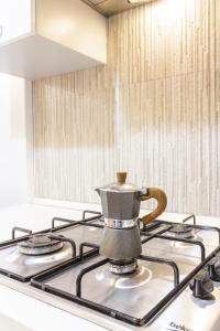 un bollitore per il tè sopra un piano cottura in cucina di Vicenza x4 at the Olympic Theater a Vicenza