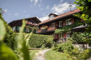 una casa grande con un camino delante de ella en Landhaus Alger, en Immenstadt im Allgäu