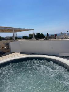 a hot tub on the roof of a house at Villetta Blu in Capilungo