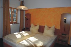 Ein Bett oder Betten in einem Zimmer der Unterkunft Hotel Alte Post