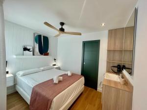 Giường trong phòng chung tại Ribera Luxury Suites