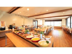 川口市にあるSmile Hotel Kawaguchi - Vacation STAY 04991vのレストランのテーブルに並べられたビュッフェ形式の食事