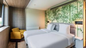 Postel nebo postele na pokoji v ubytování Golden Tulip Amnéville - Hôtel Spa & Casino