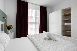 En eller flere senge i et værelse på Sika Winn Premium Apartment- private parking