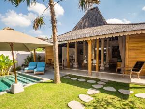eine Villa mit einem Pool und einem Resort in der Unterkunft Villa du Bah in Kerobokan