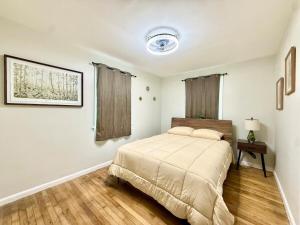 ein Schlafzimmer mit einem Bett und einem Tisch mit einer Lampe in der Unterkunft Historic Barn View Modern Country Newton House in Newton