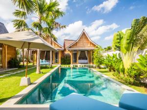 une image d'une villa avec une piscine dans l'établissement Villa du Bah, à Kerobokan