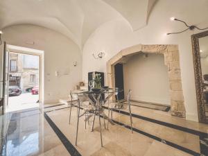 comedor con mesa y chimenea en Palazzo Epulione, en Lecce