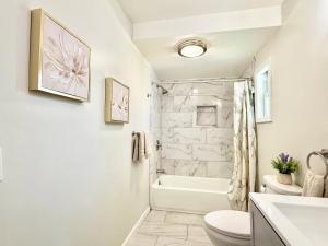 ein weißes Badezimmer mit Toilette und Waschbecken in der Unterkunft Historic Barn View Modern Country Newton House in Newton + 28 Fotos