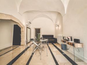 una sala de estar con una mesa y un sofá en Palazzo Epulione, en Lecce