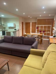 un soggiorno con un divano e un tavolo di Apartamentos Salma 20 a Toledo