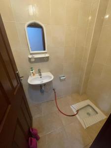 Ένα μπάνιο στο KARDEŞLER REZİDANS Otel +10 φωτογραφίες