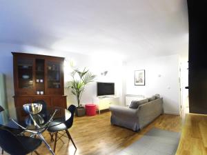 a living room with a couch and a table at Luxury Cuchillería Vitoria in Vitoria-Gasteiz