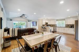 Η κουζίνα ή μικρή κουζίνα στο River's Edge +33 φωτογραφίες