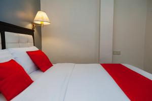 Postel nebo postele na pokoji v ubytování Mansion Inn Sibu