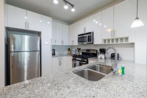 Dapur atau dapur kecil di Luxury Apt Downtown Near Restaurants
