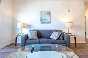 Posezení v ubytování Modern Apt Downtown with Pool