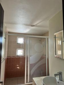 Um banheiro em Private House in Secure Complex with Pool & Lush Garden