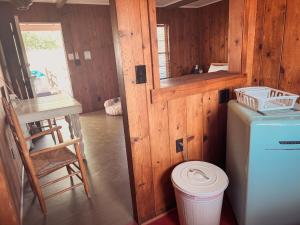 Kuchyň nebo kuchyňský kout v ubytování Room 3 - Downtown Joshua Tree Motel - Pet Friendly - Walk to Shops & Visitor Center, Minutes to Park Entrance + 10 fotografií