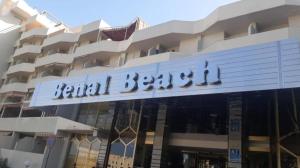 budynek z napisem behtar behtar w obiekcie Benalbeach Costa w mieście Benalmádena