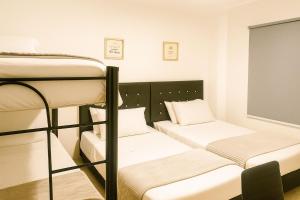 Katil atau katil-katil dalam bilik di Two modern furnished apartments