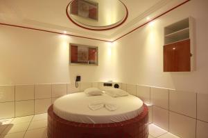 a circular bed in a room with a mirror at Hotel Kingite in Sao Paulo