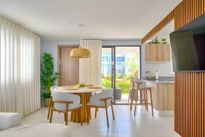 una cucina e una sala da pranzo con tavolo e sedie di Caribbean Punta Cana Paradise Villa a Punta Cana
