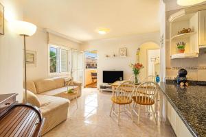 TV a/nebo společenská místnost v ubytování Costa Sol Seaside Home