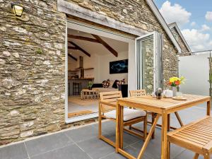 イフラクームにある1 Bed in Woolacombe 91652の石壁のダイニングルーム(テーブル付) +21枚の写真