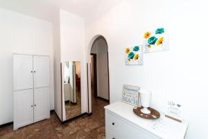 Habitación con espejo y tocador blanco en Ampio appartamento Albissola Marina, en Albissola Marina