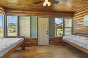 Postel nebo postele na pokoji v ubytování Willow Heaven - Lakefront Cabin Escape