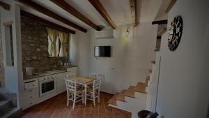 a kitchen with a table and chairs in a room at Casa Pitorna in Gratteri