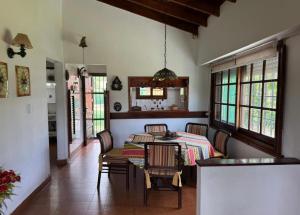 Un comedor con una mesa y algunas sillas. en La casita en la playa, en Villa Gesell